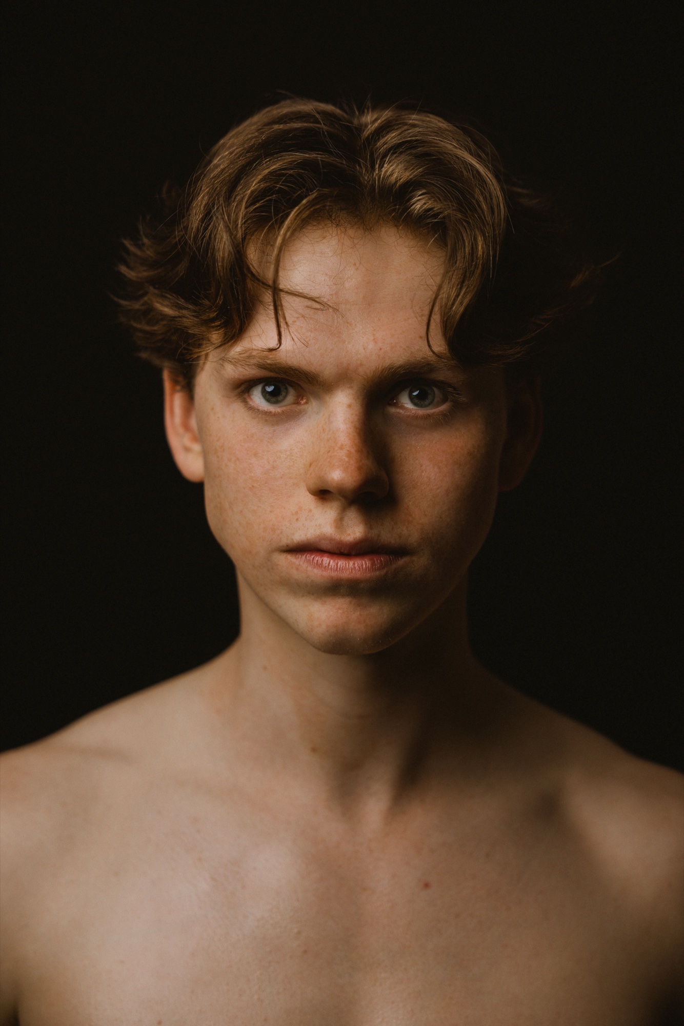 Strakke studio headshot van Senne met directe blik